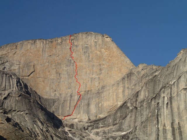 La cara oest del pic Xanadu amb el traçat de la via Un pas més (530 m; A4/A4+, 6a). Foto: Zeb Engberg