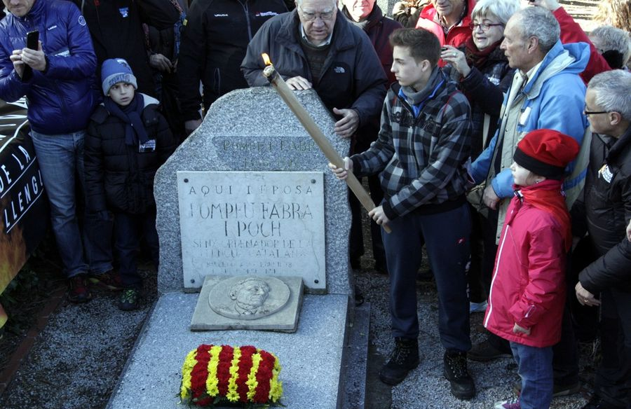 Feec Notícies - Encesa de la Flama de la Llengua a la tomba de Pompeu Fabra a Prada (ACN)Jordi Mir