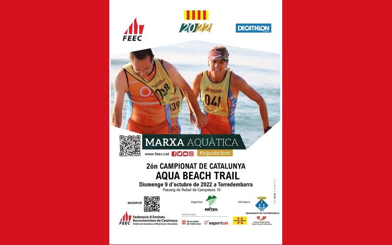 foto de dos participants de l'aquabeach trail amb les dades de l'entitat, qr i els logos de la feec, del decathlon i del club artítjol