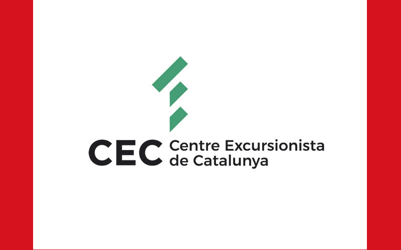 Logo del Centre Excursionista de Catalunya, tres línies verdes i les seves sigles en negre.