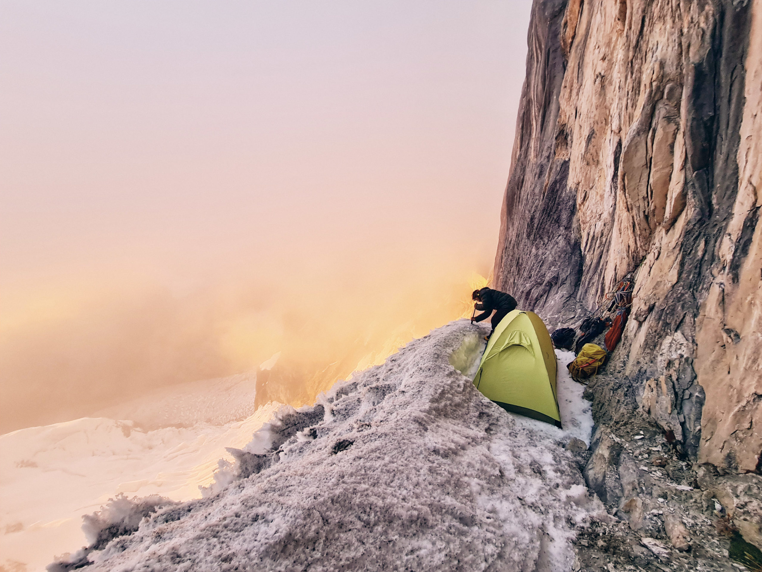 Muntanya amb un alpinista i una tenda de campanya en un camp d'alçada