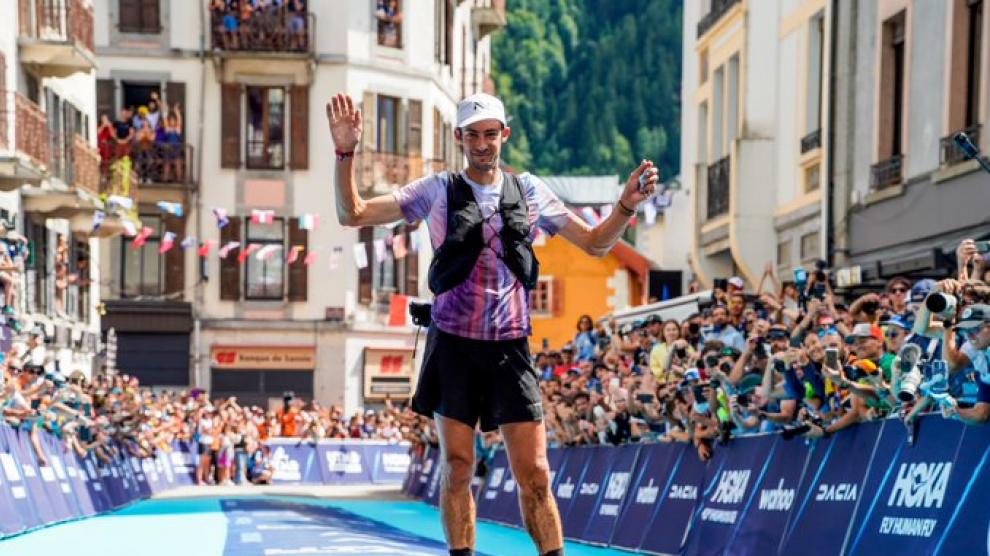 Kilian Jornet arribant a meta a Chamonix