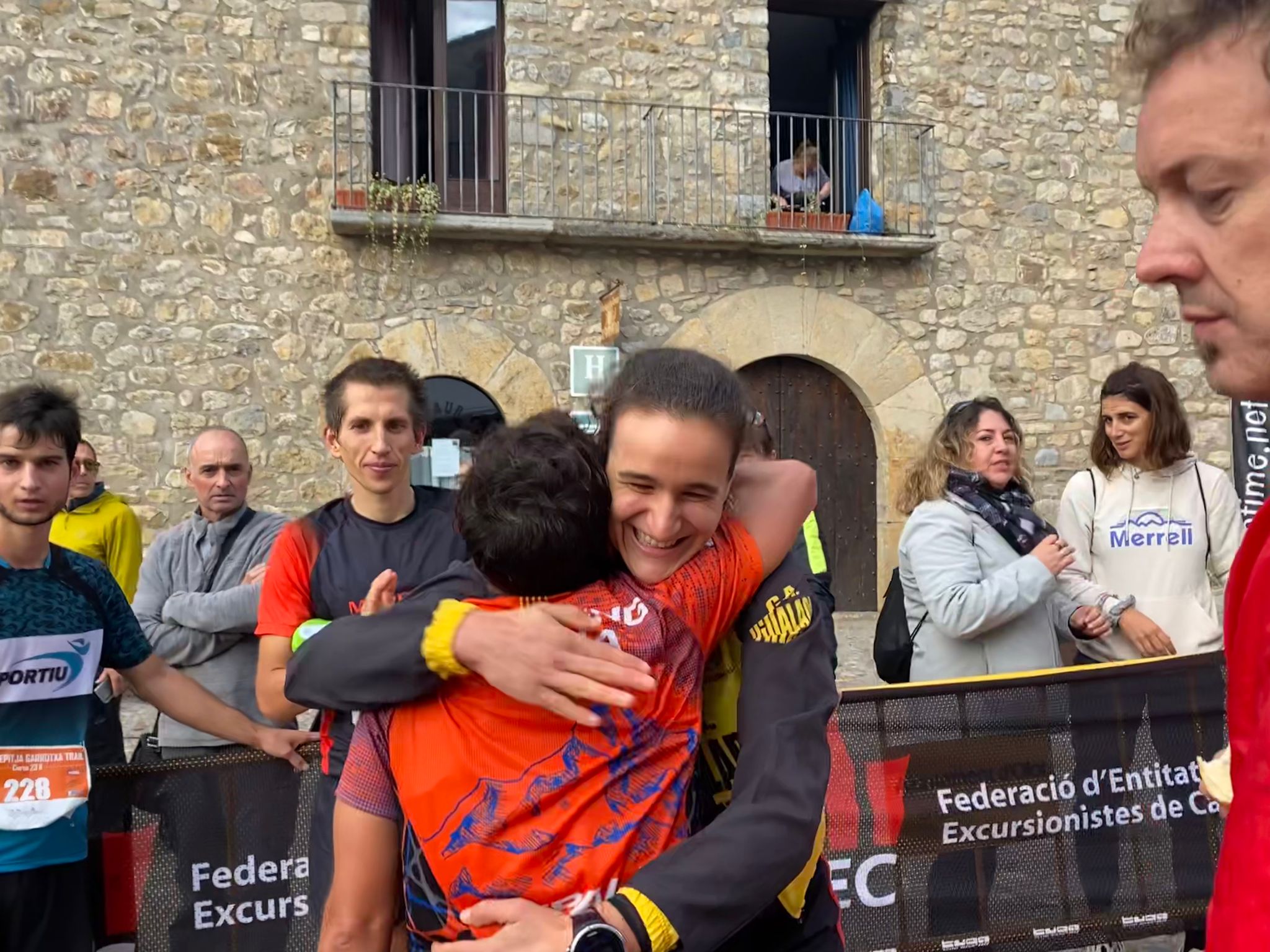 Natalia Gonzalez i Georgina Gabarró s'abracen a la meta