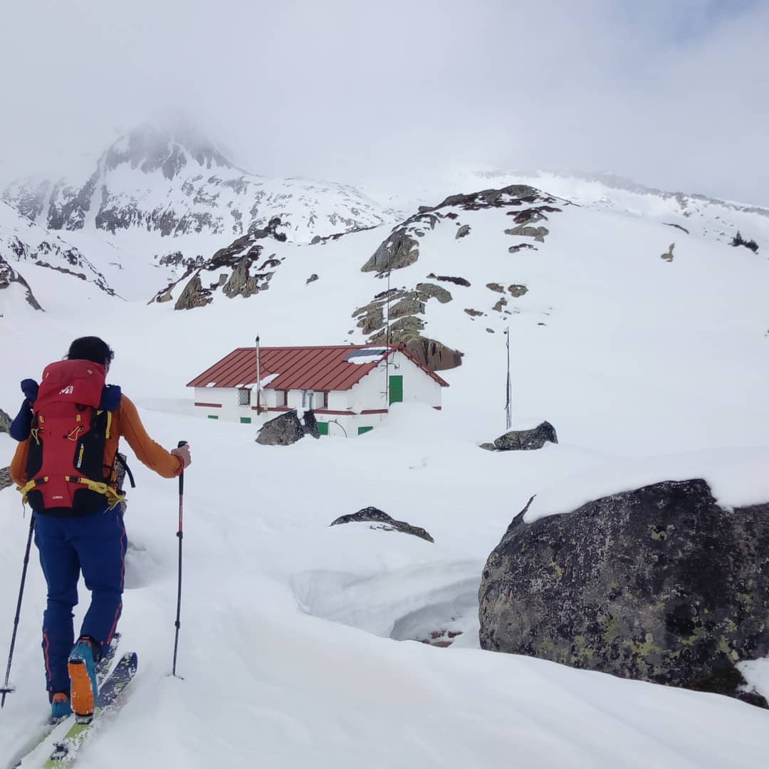 Refugi de Certascan nevat i practicant d'Esquí de Muntanya