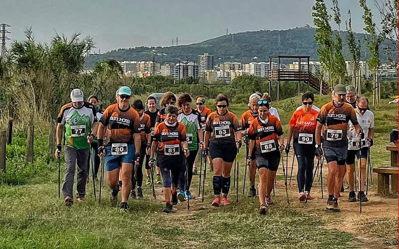 Un grup d'esportistes fent marxa nòrdica per la muntanya