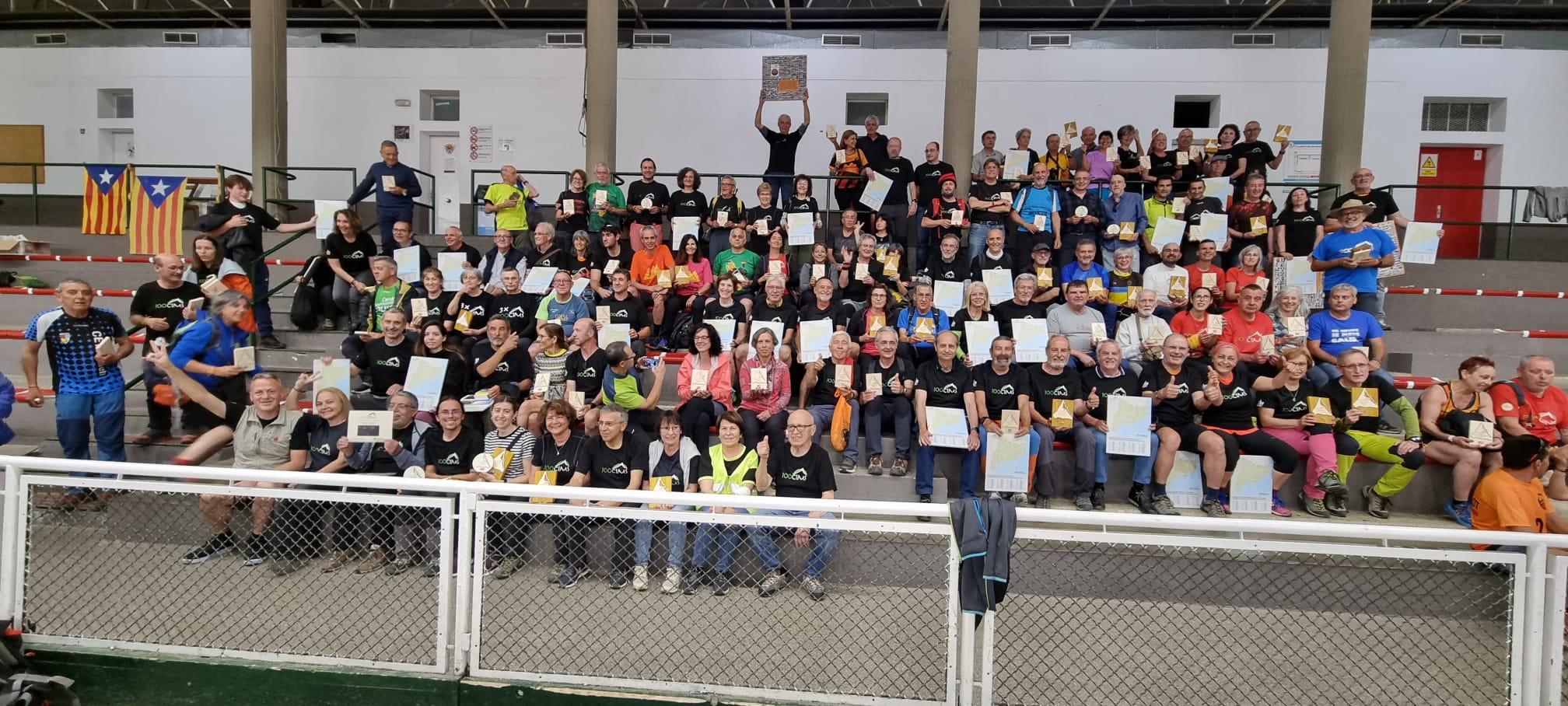 Els reconeguts de la diada a la grada dels pavelló de Sant Feliu de Codines 