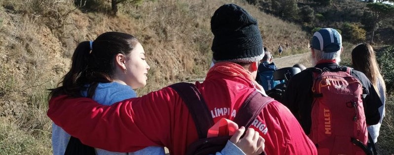 Una persona voluntària agafada a una persona participant de l'activitat. Imatge d'esquienes. 