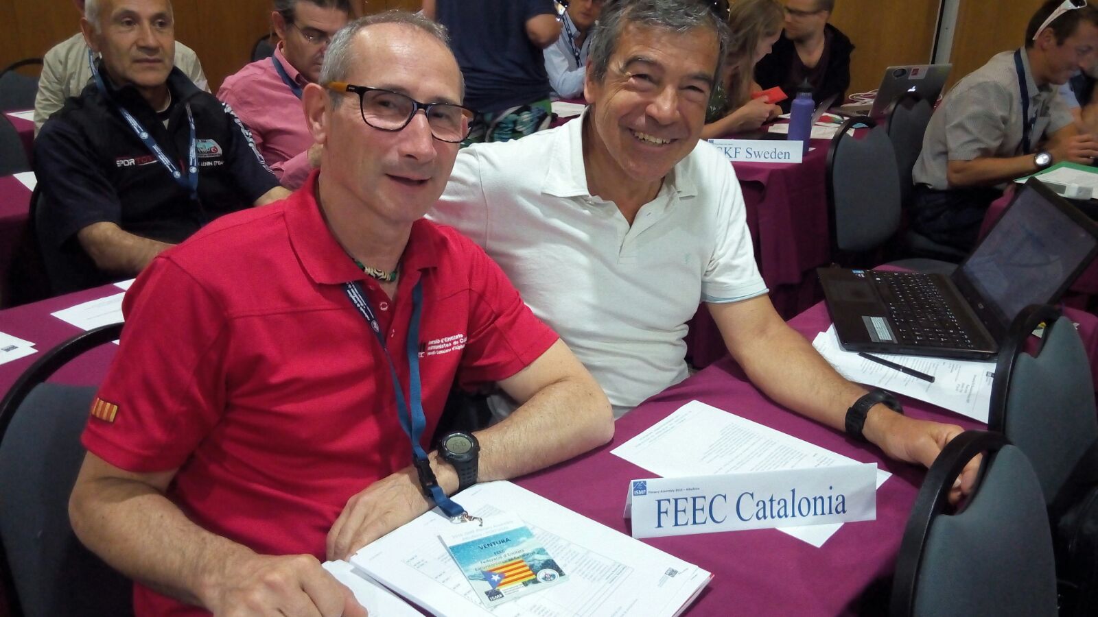 Canals, de blanc, acompanyat de Marcial Aleman en una assemblea de l'ISMF.