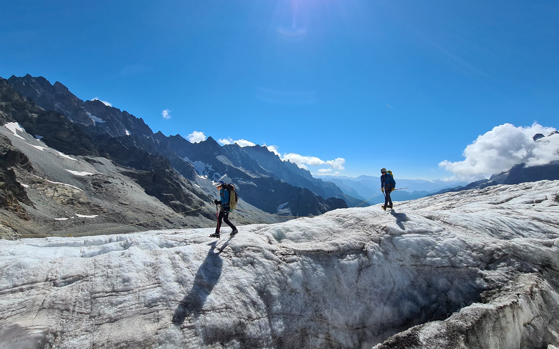 2 excursionistes per una cresta gelada