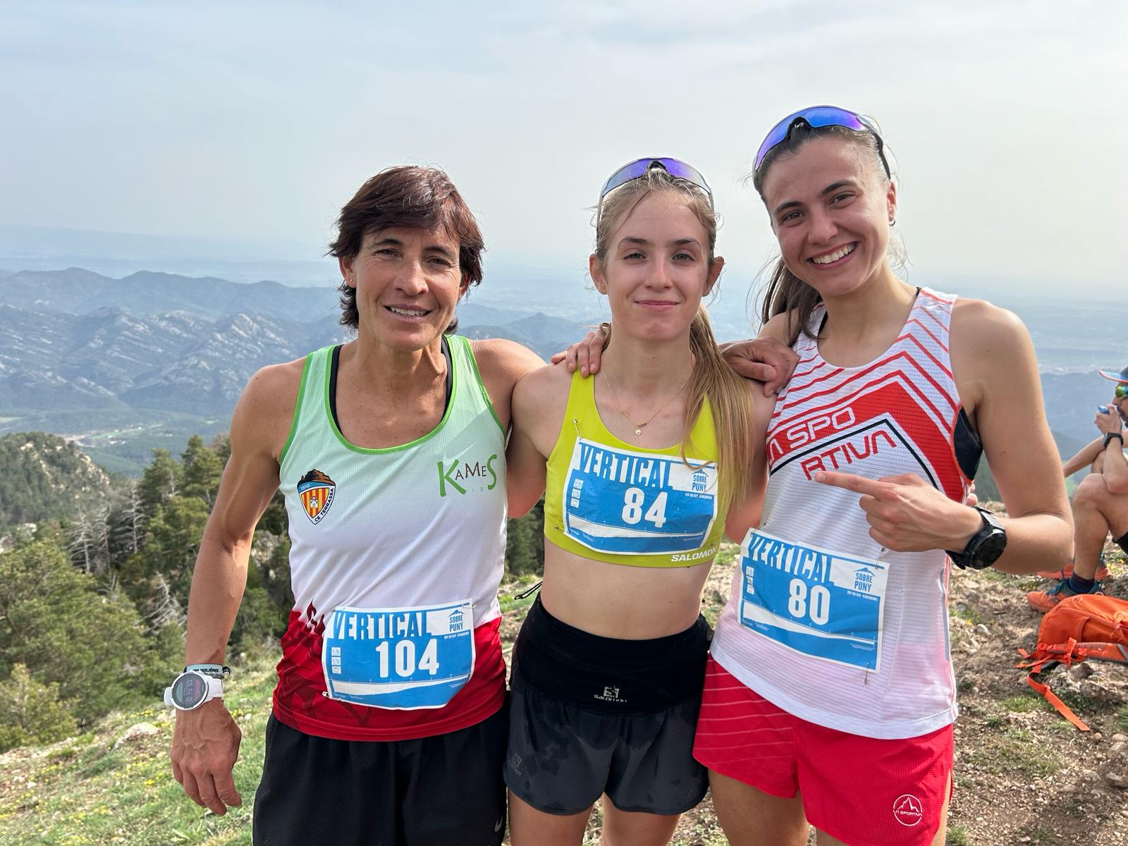 D'esquerra a dreta. Mireia Hernàndez, Gabriela Lasalle i Laia Montoya al cim del Sobrepuny.