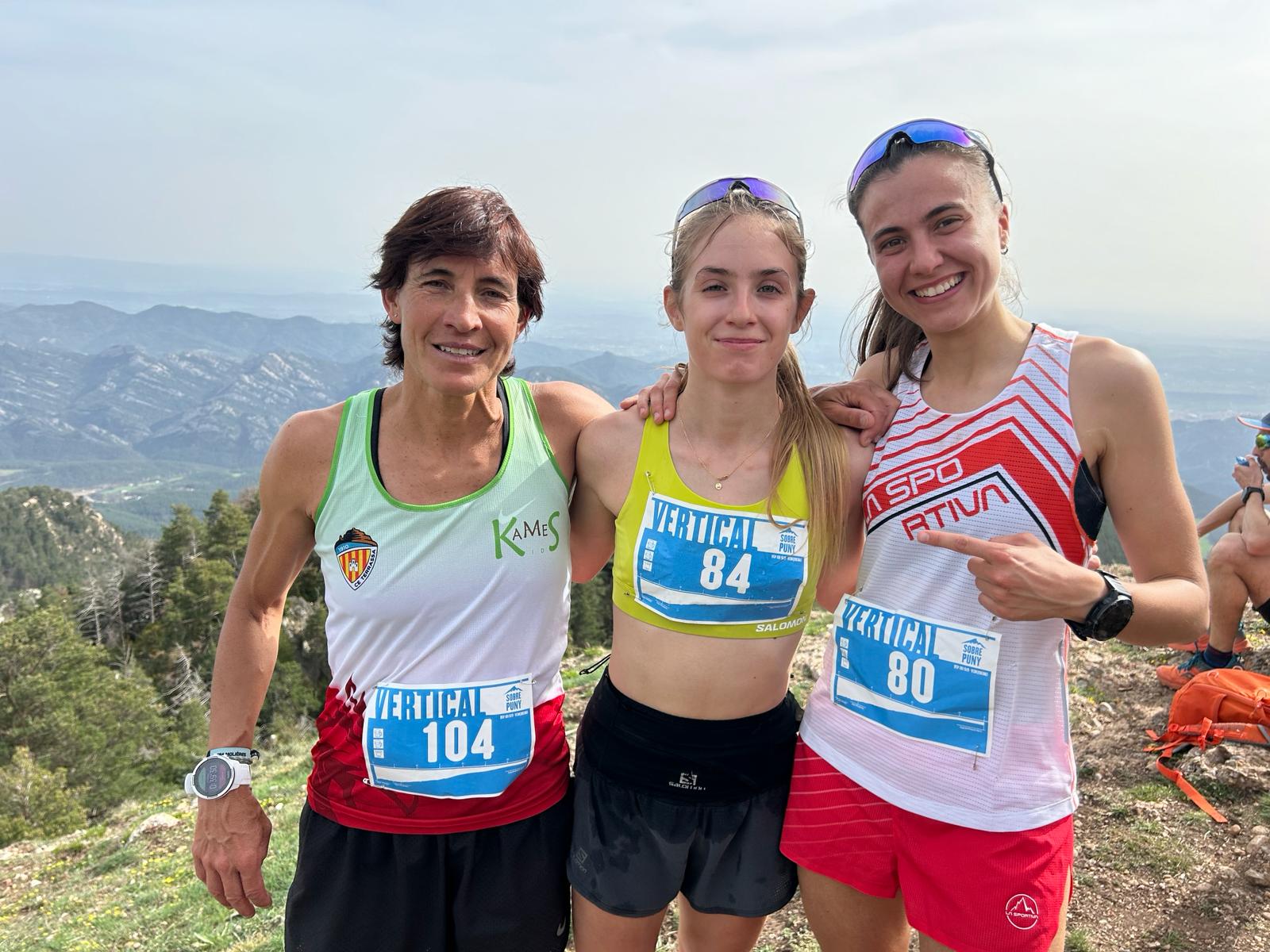 D'esquerra a dreta. Mireia Hernàndez, Gabriela Lasalle i Laia Montoya al cim del Sobrepuny. 