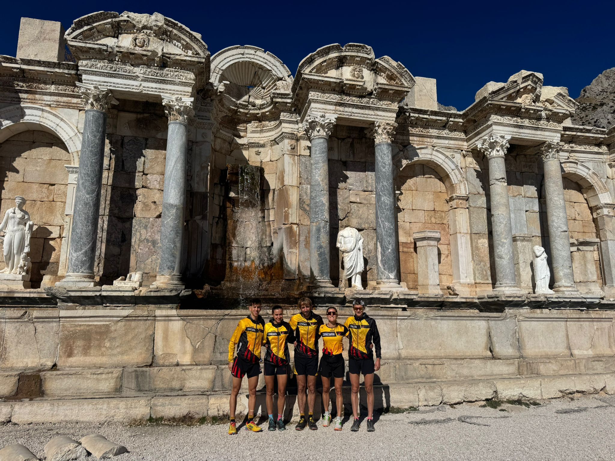 L'equip català va visitar les restes de Sagalassos la jornada abans de la cursa en un entrenament.
