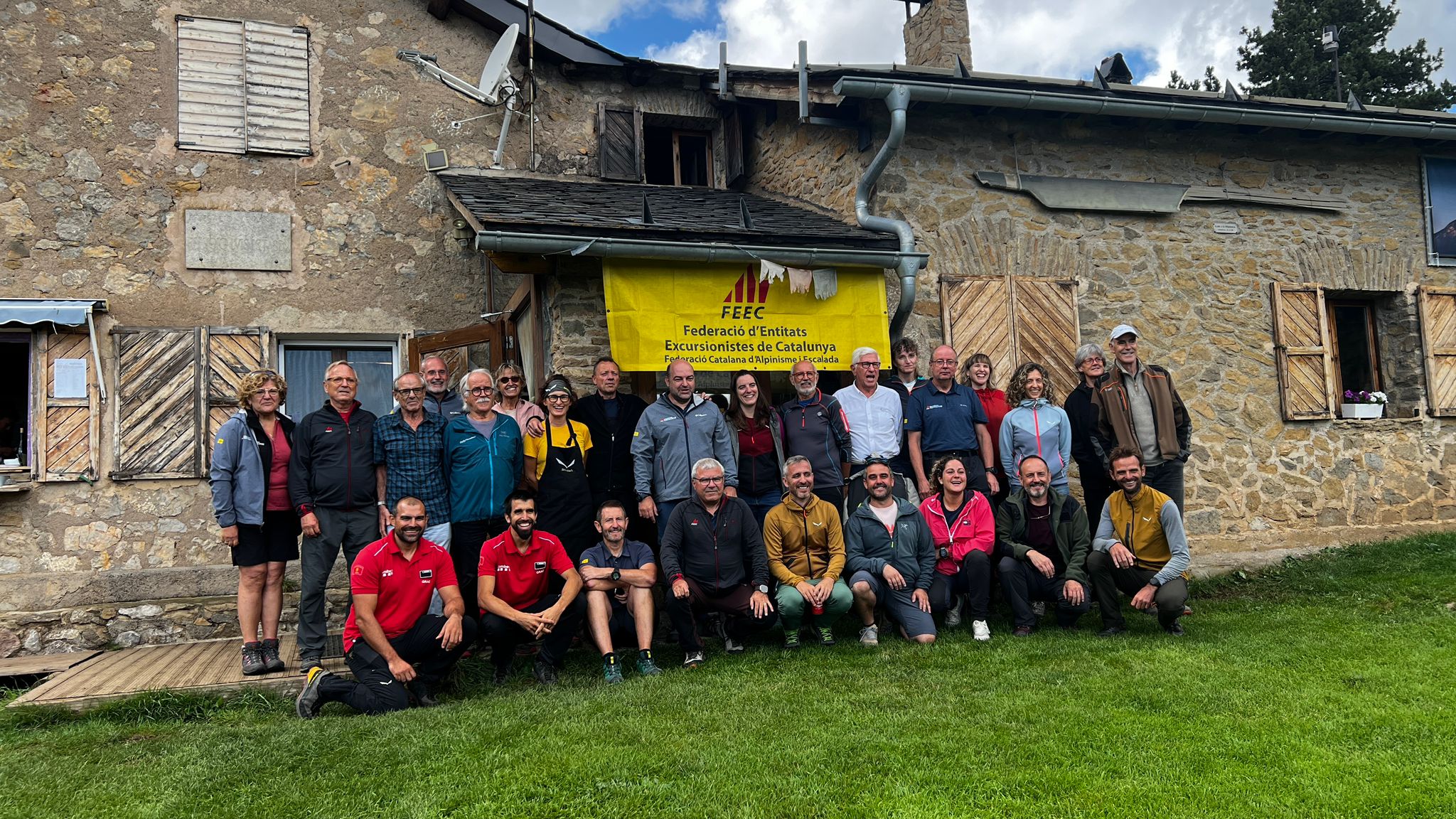 Garrigós (amb camisa a quadres tercer per l'esquerra de la segona filera), va participar també de la celebració dels 75 anys del Refugi Lluís Estasen l'any passat.