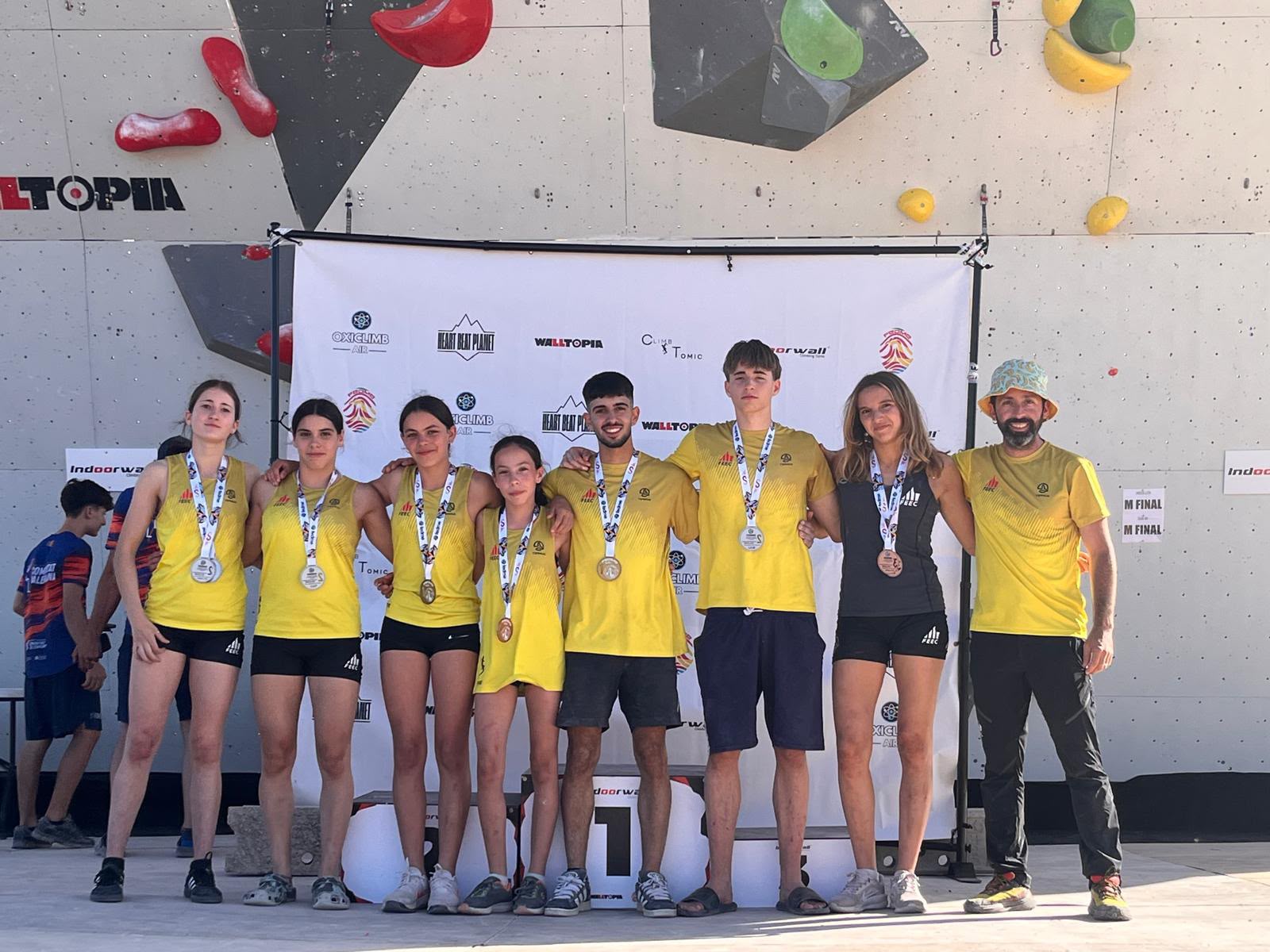 Els medallistes catalans (Aina Vila, Mia Martínez, Ivet Clusa, Bruna Gil, Joel Codina, Bernat Munné, Emily Charlotte Pescetto amb el tècnic Enric López. Foto: Laura Moreno